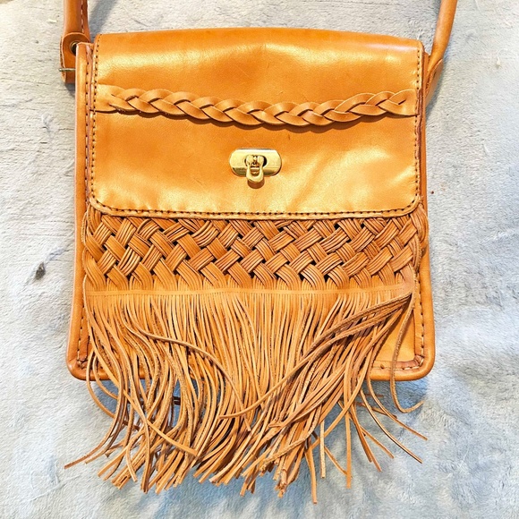 SHOULDER BAG, LEATHER, HANDMADE WITH HAND CUT FRINGE & HIDDEN-END BRAID, 9 ¼ x 9 - Picture 6 of 10